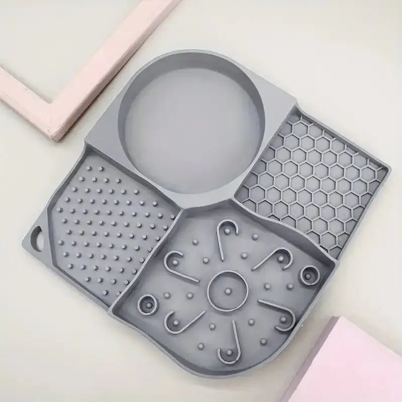 Tapis de léchage pour chien en silicone gris avec zones texturées multiples pour relaxer et nourrir
