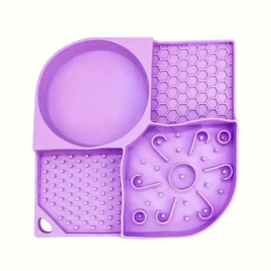 Photo d’un tapis de léchage pour chien en silicone violet avec zones à friandises