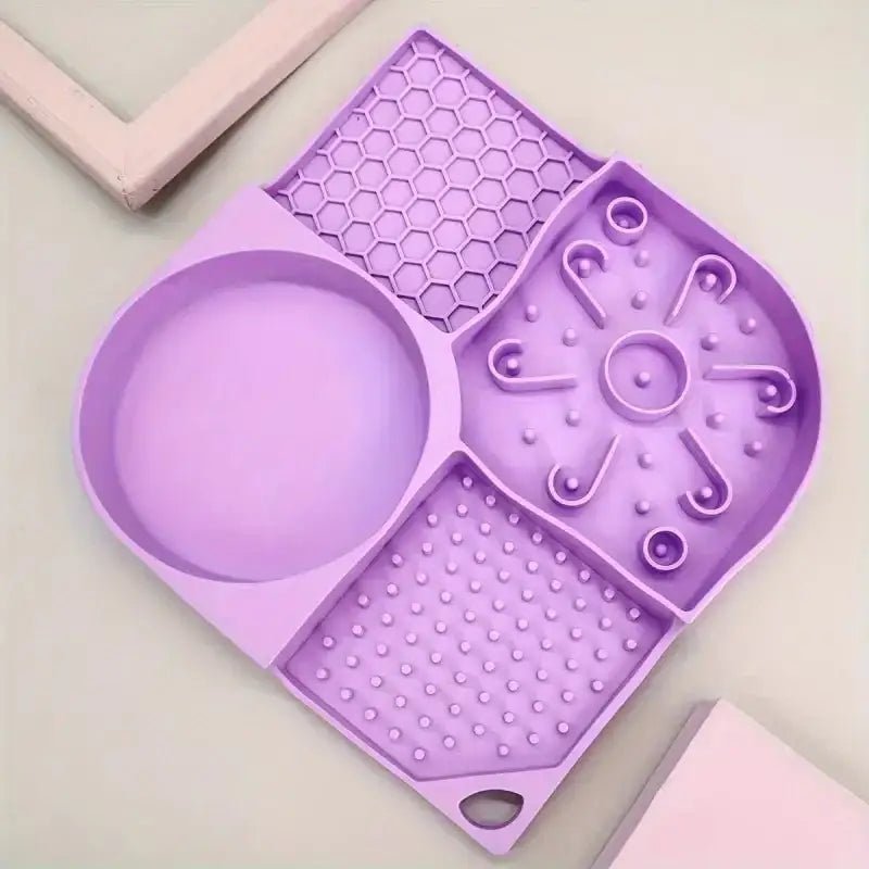 Image d’un tapis de léchage pour chien en silicone violet avec zones texturées multiples