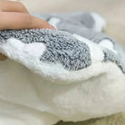 Image d’un tapis matelassé pour chien à poser au sol, doux et lavable, aspect gris et blanc