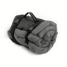 Tapis pliable pour chien en voyage, enroulé avec bandes noires et rembourrage gris