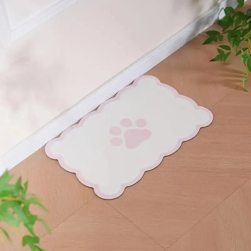 Photo du tapis antidérapant pour gamelle de chien en forme de nuage avec empreinte